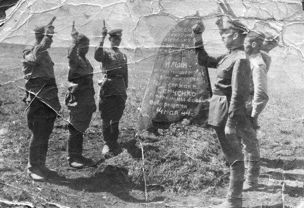 Салют на могиле боевых товарищей-летчиков, погибших под Севастополем 24 апреля 1944 г.