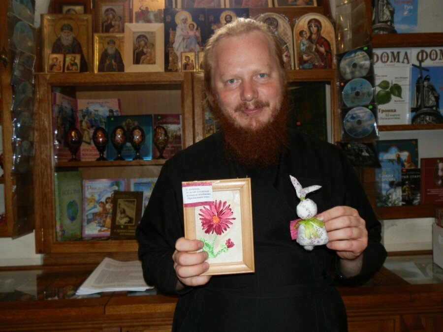 Епископ Иона (Черепанов) с подарком от детей Алчевской духовной Лечебницы