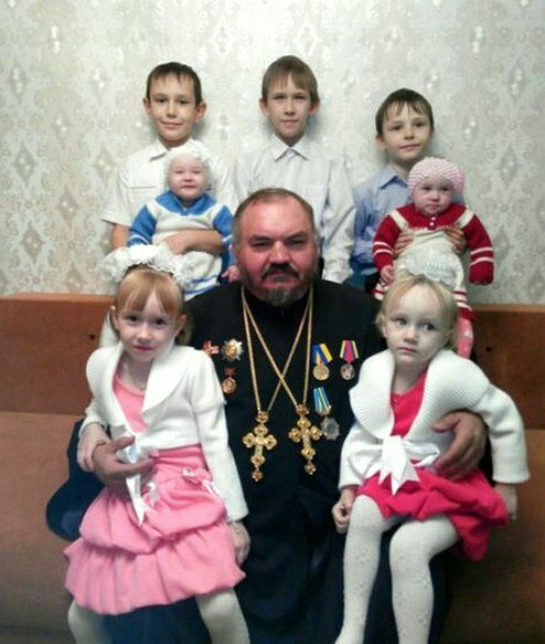 Благочинный Алчевского округа протоиерей Александр Устименко с внуками