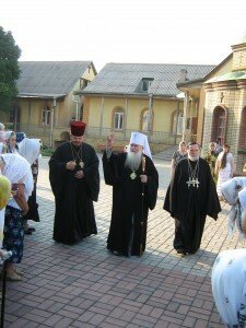 Митрополит Иоанникий, Луганский и Алчевский благословляет прихожан