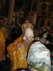 Митрополит Луганский и Алчевский Иоанникий окропляет прихожан Свято-Николаевского кафедрального собора