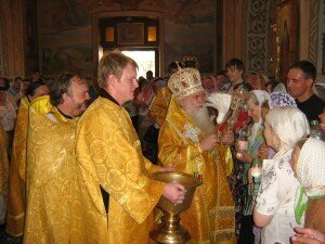 Митрополит Иоанникий окропляет святой водой