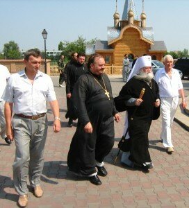 Голова г. Алчевска Чуб Владимир, митрополит Луганский и Алчевский Иоанникий и благочинный Алчевского благочиния протоиерей Александр (Устименко)