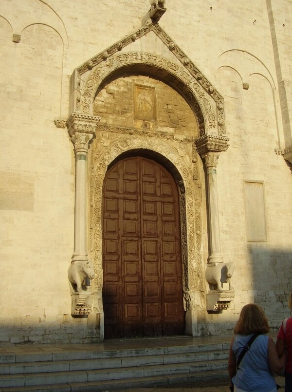 Главный вход в Базилику святителя Николая, (западная часть)