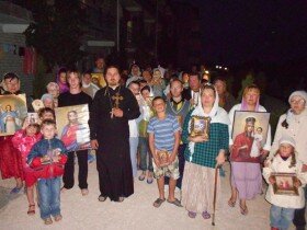 Дети Алчевской Духовной Лечебницы на вечернем крестном ходе