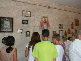 Алчевская православная молодежка на выставке работ народных мастеров Луганщины