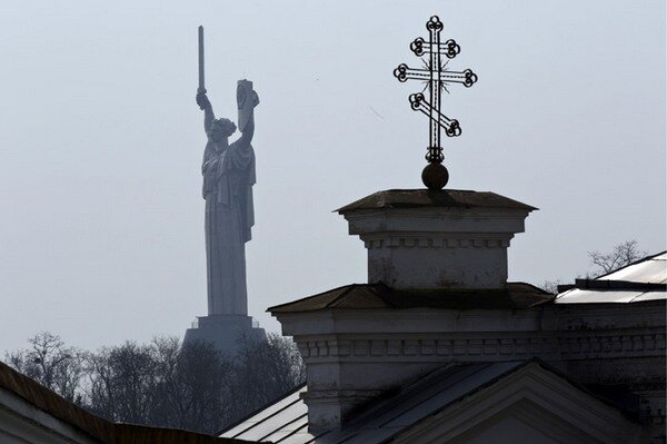 Вид на монумент "Родина-Мать" из свято Успенской Киево — Печерской Лавры.