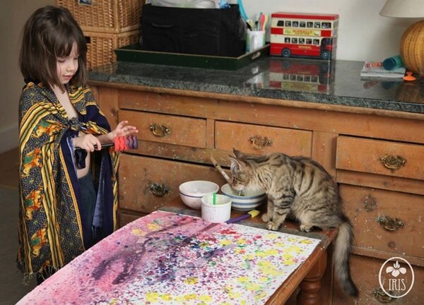 Пятилетняя девочка, страдающая аутизмом, рисует удивительно атмосферные картины