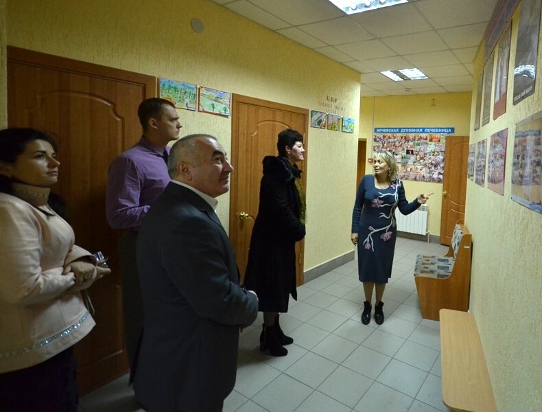 Алчевскую лечебницу посетили представители по правам детей