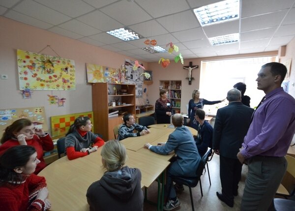 Алчевскую лечебницу посетили представители по правам детей