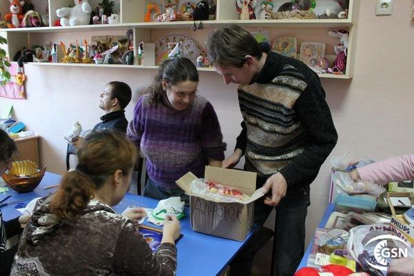 Дети и преподаватели рассматривают подарки от привезенные Галиной Созанчук (Гумконвой N 10)