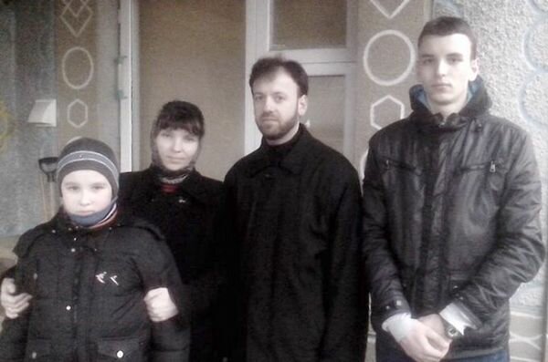 Протоиерей Ростислав Сапожник с женой и сыновьями